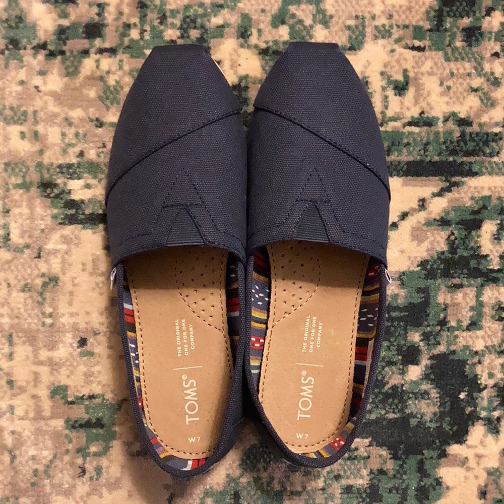 Toms classic slip-on shoes, size 7, brand new!!